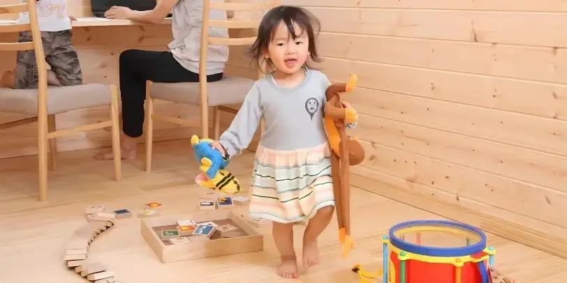 無垢の木材の家で子供が素足で歩いている